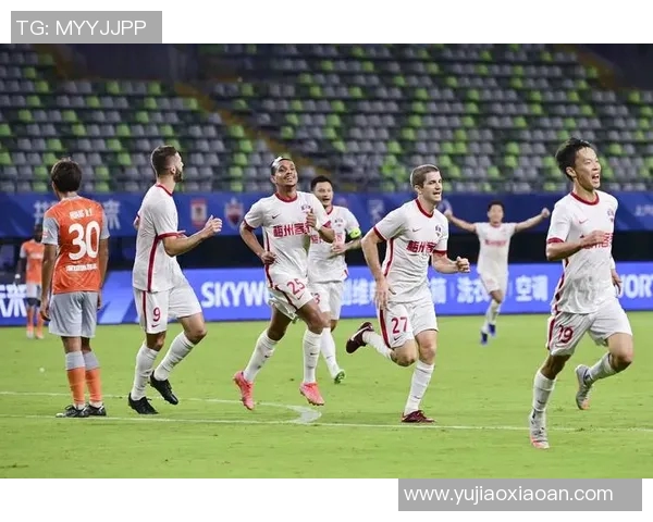 深圳足球队配合排名创新高展现团队实力与竞技水平提升 深圳足球队配合排名创新高展现团队实力与竞技水平提升